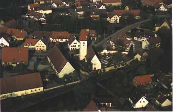 Ortsmitte/Evang. Kirche mit altem Friedhof